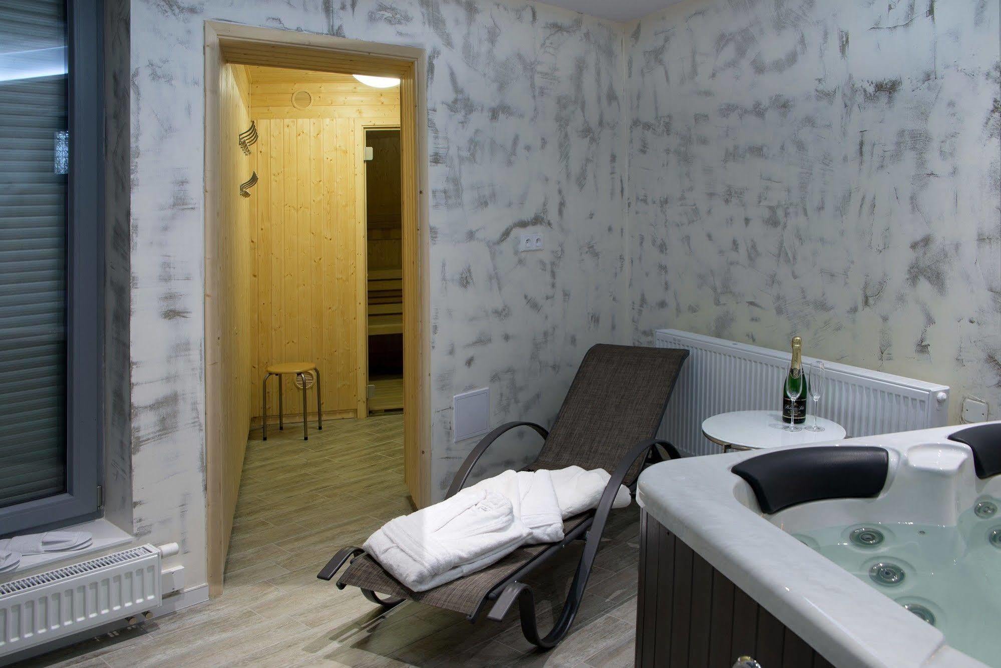 Hotel Koruna Chlumec nad Cidlinou Buitenkant foto