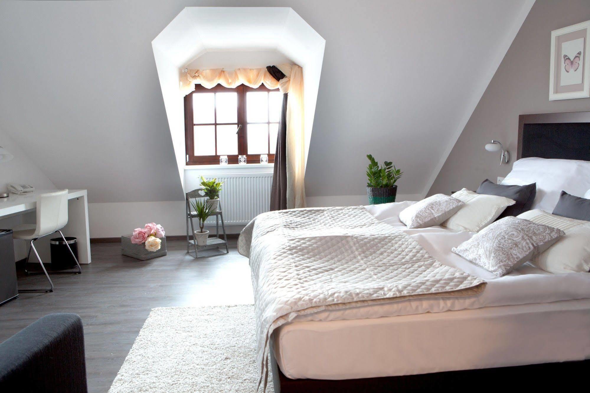 Hotel Koruna Chlumec nad Cidlinou Buitenkant foto