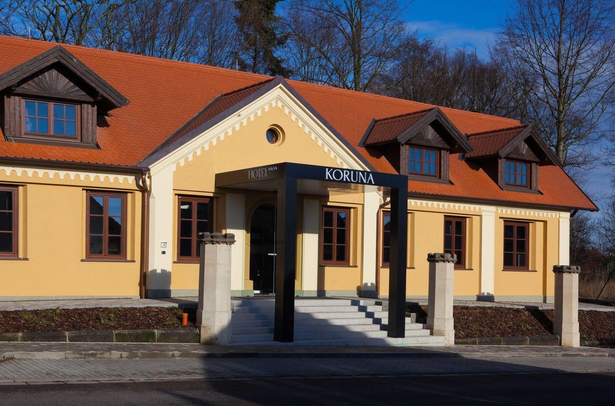 Hotel Koruna Chlumec nad Cidlinou Buitenkant foto